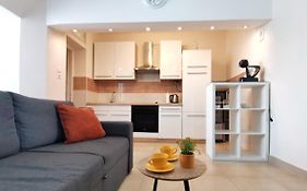 Honeycomb Apartment Split - Free Parking